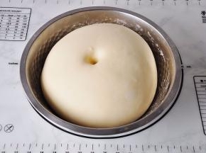 揉好的面团放在盆中，盖上保鲜膜进行发酵。天冷如果您家的室温底，也可以直接将面团放在面包机中发酵，等面团发酵至原来的2.5~3倍大即可。