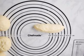 将封口捏紧。您不会整形也没有关系，可以将面团团成象馒头一样的圆形，发酵完毕烤好后，就是一个完美的汉堡坯。