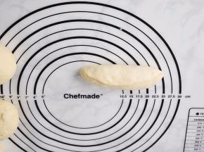 将封口捏紧。您不会整形也没有关系，可以将面团团成象馒头一样的圆形，发酵完毕烤好后，就是一个完美的汉堡坯。