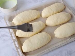 发酵至原来的二倍大。取出涮牛奶。您也可以届刷一层全蛋液，或者刷点水。