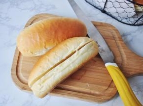 烤好取出的面包要放到温热才能食用，一次吃不完，记得放冰箱冷冻室。每次食用时提前拿出来回室温即可。