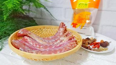 冷冻的鸭脖提前拿出来化冻。