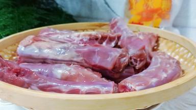 鸭脖撕膜，浸泡一小时后洗干净对半切段。