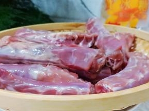 鸭脖撕膜，浸泡一小时后洗干净对半切段。
