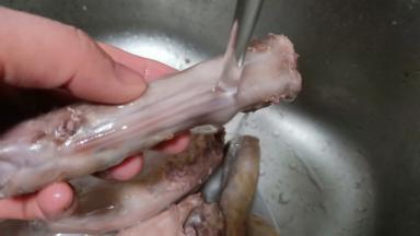 焯水过的鸭脖清洗干净。