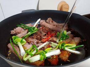 加入香料、葱结、适量的清水。