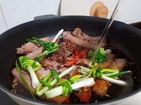 加入香料、葱结、适量的清水。