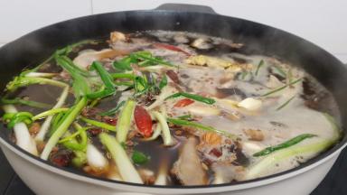 开大火煮开、小火慢慢炖（不能炖太烂、不然切的时候都碎渣渣了）炖好浸泡一夜更加入味。