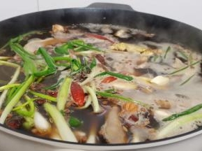 开大火煮开、小火慢慢炖（不能炖太烂、不然切的时候都碎渣渣了）炖好浸泡一夜更加入味。