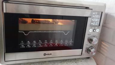 炖好的鸭脖放东菱烤箱中层，提前预热上下火230度烤15分钟。