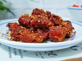 追剧必备零食，麻辣鸭脖。