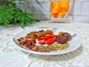 准备卤料、八角、大料、小茴香、千里香、草果、桂皮、花椒等……