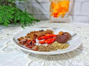 准备卤料、八角、大料、小茴香、千里香、草果、桂皮、花椒等……