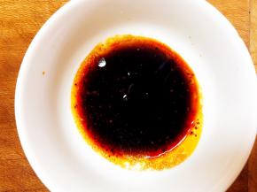 放入生抽、蒸鱼豉油、糖、红油、香油搅拌均匀。