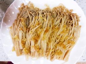 金针菇入蒸锅，水开蒸7分钟出锅，汁水沥出备用。