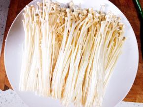 撕成小朵铺在盘中。