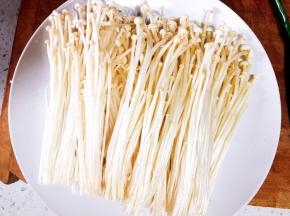 撕成小朵铺在盘中。