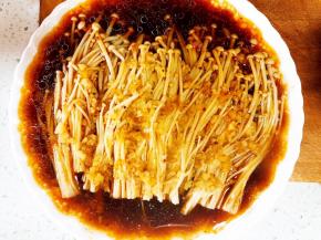 淋入金针菇中。