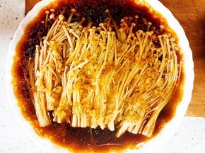 淋入金针菇中。