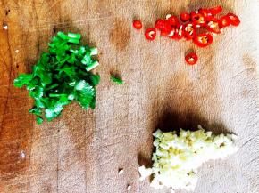 香菜、小米椒、蒜切末。