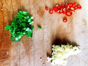 香菜、小米椒、蒜切末。