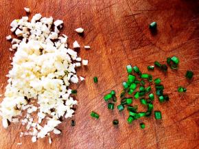 蒜和香葱切末。