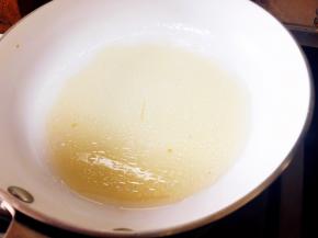 沥出的汁水放入锅中加热。