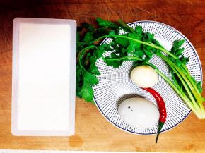 准备食材，清洗干净备用。