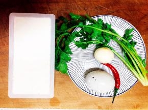 准备食材，清洗干净备用。