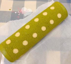 用擀面杖卷住油纸，顺势往上推，卷起来，两边跟拧糖一样拧起来。放入冰箱冷藏半小时后再切块食用。