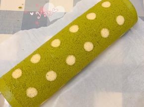 用擀面杖卷住油纸，顺势往上推，卷起来，两边跟拧糖一样拧起来。放入冰箱冷藏半小时后再切块食用。