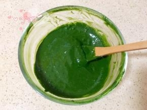 抹茶粉倒入碗里，加热水搅拌至细腻无颗粒状态。