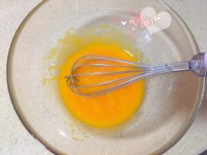 蛋黄+玉米油搅匀。
