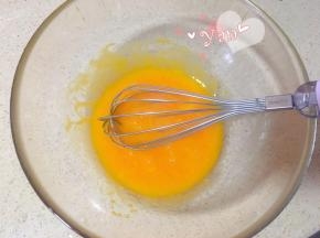 蛋黄+玉米油搅匀。