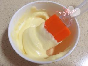 取7g蛋黄糊和7g蛋白霜，混合拌匀。