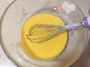 筛入小米蛋糕粉搅匀备用。