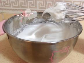 蛋清+糖打发至湿性发泡，提起打蛋头有小弯钩即可。