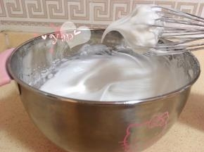 蛋清+糖打发至湿性发泡，提起打蛋头有小弯钩即可。