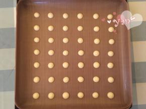 28*28烤盘铺油布，裱花袋剪个小口，挤入条纹图案。放入烤箱，165度烤3-4分钟定型。