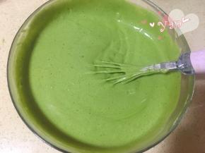 把抹茶面糊倒入蛋黄糊里，翻拌均匀。将剩余的蛋白霜倒入蛋黄糊里，翻拌均匀。
