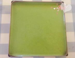 将面糊倒入烤盘里，放入烤箱165度烤25分钟。