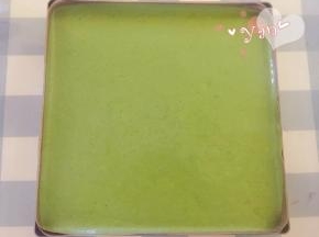 将面糊倒入烤盘里，放入烤箱165度烤25分钟。