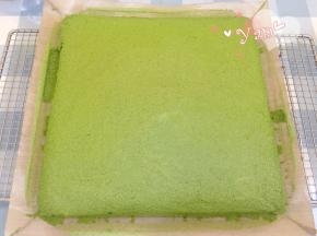 出炉提着油布移到晾网上，揭开四边的油布。