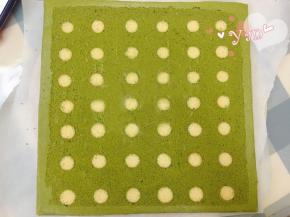 晾凉翻面，揭去油布，毛巾面出来。