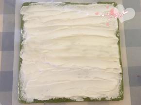 淡奶油+糖打发至浓稠状态，抹上淡奶油，摆上喜欢的水果。