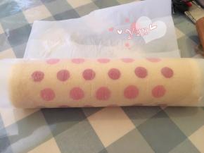 用擀面杖卷住油纸，顺势往上推，卷起来，两边跟拧糖一样拧起来。放入冰箱冷藏半小时后再切块食用。 

