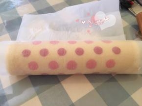 用擀面杖卷住油纸，顺势往上推，卷起来，两边跟拧糖一样拧起来。放入冰箱冷藏半小时后再切块食用。 

