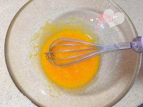 蛋黄+玉米油搅匀。