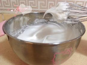 蛋清+糖打发至提起打蛋头有长弯钩即可。