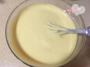 翻拌均匀后倒入蛋白盆里，再翻拌均匀。